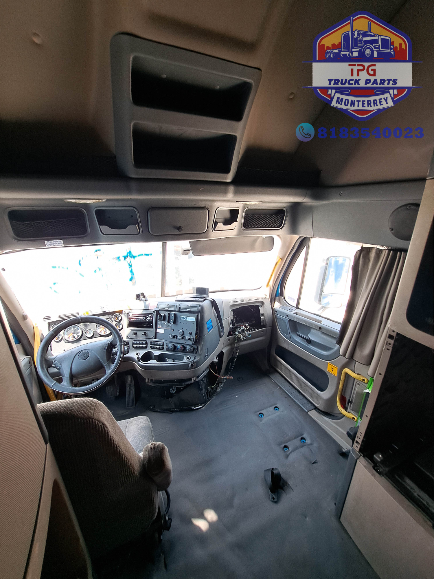 CABINA FL CASCADIA 2016 ALTA (12).jpg